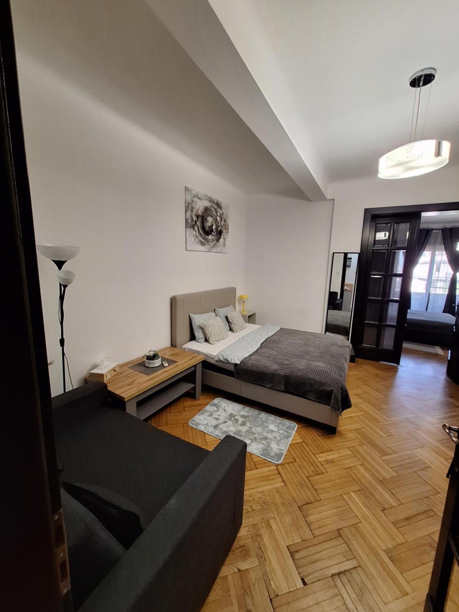 Black And White Apartament *